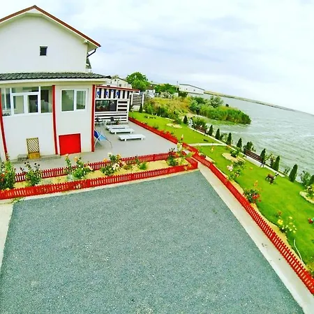 Gazde/Camere de închiriat Lake View House *