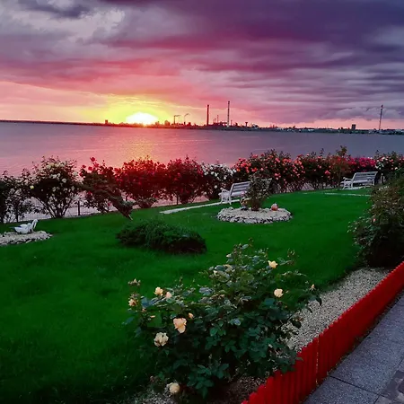 Gazde/Camere de închiriat Lake View House